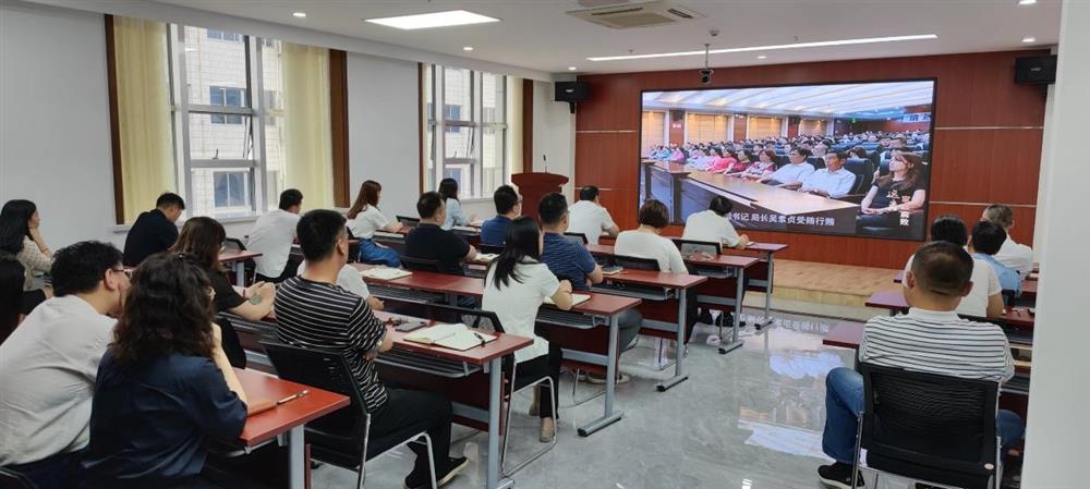 澳利团体构造旁观廉政警示教导片《阔别家庭败北》