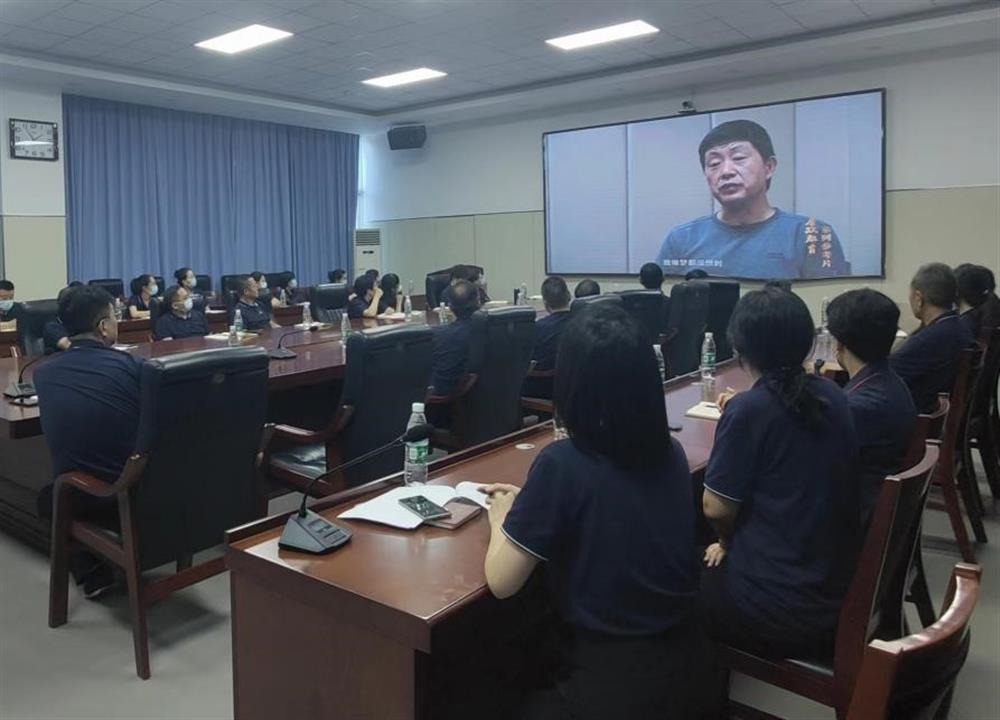 小鸭控股团体构造党员干部旁观典范案例警示教导片